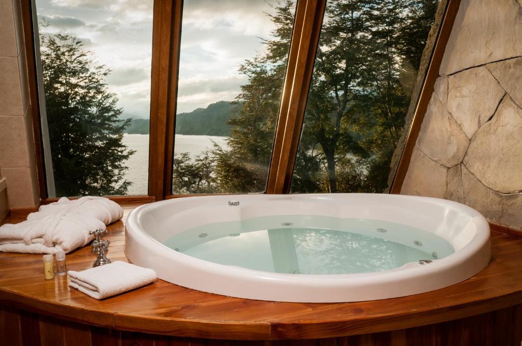 Deluxe Suite with Lake View,850313108:JPEG